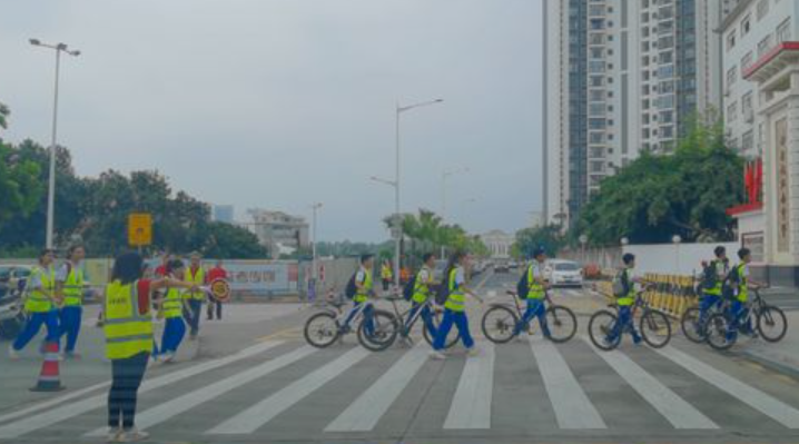 Reflective clothing improves the safety factor for children's going out.